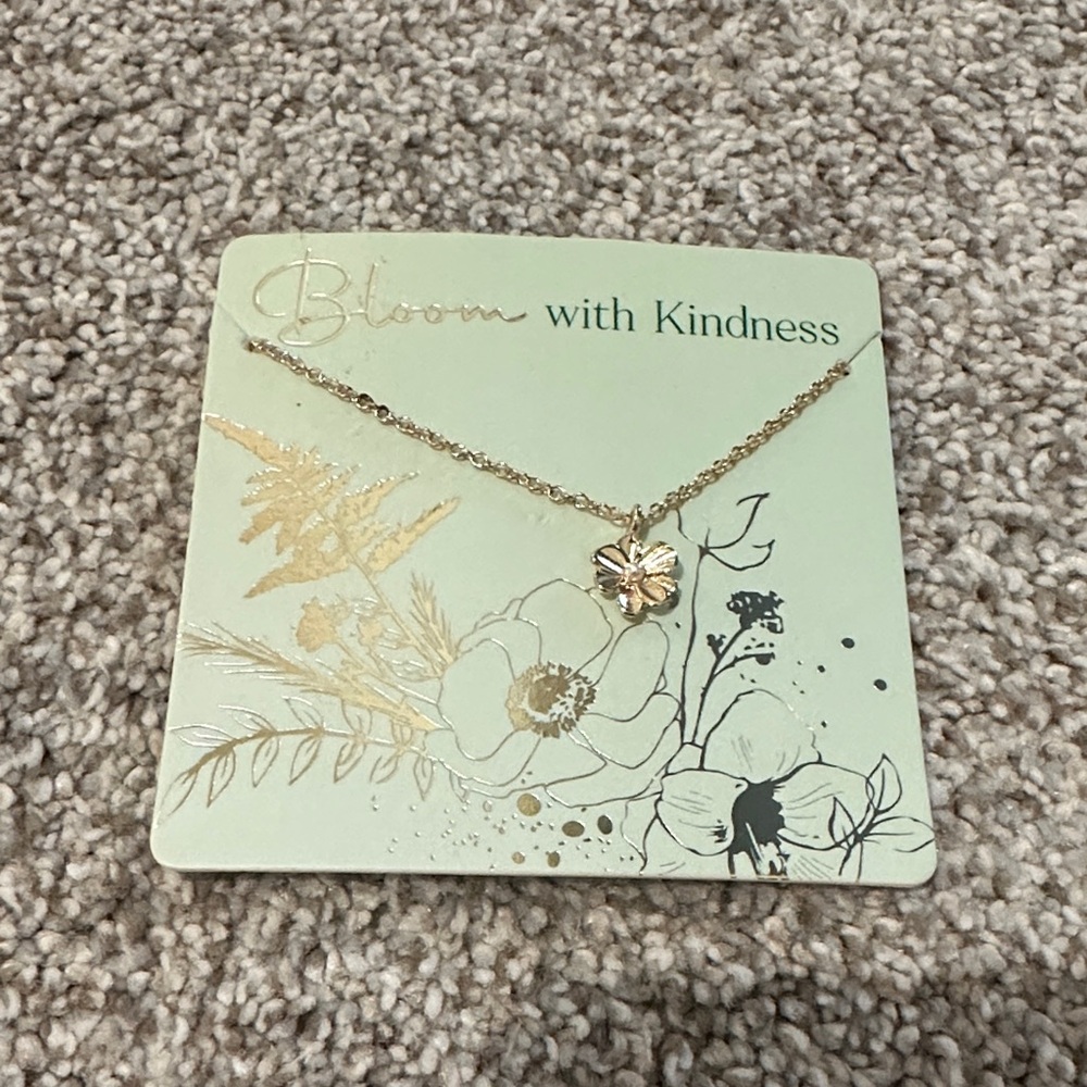 Gold Floral Pendant Necklace NWT Francesca’s